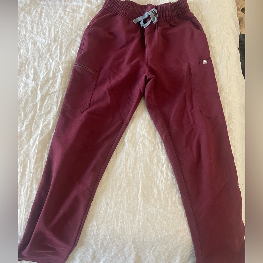 FIGS high waisted Yola scrub bottoms - XS/TALL- burgundy. Barely worn